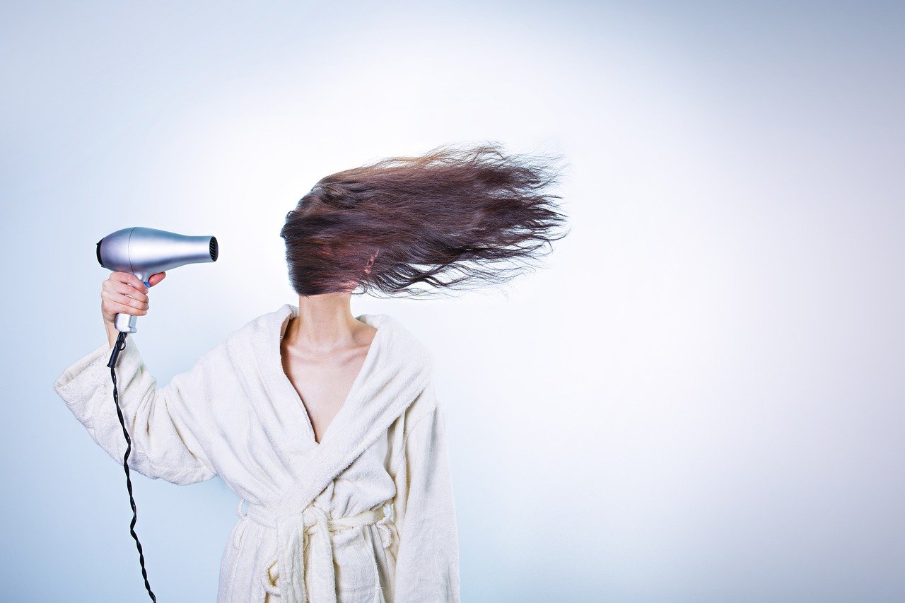 2. Messy “I Just Woke Up” Hair (image credits: pixabay)