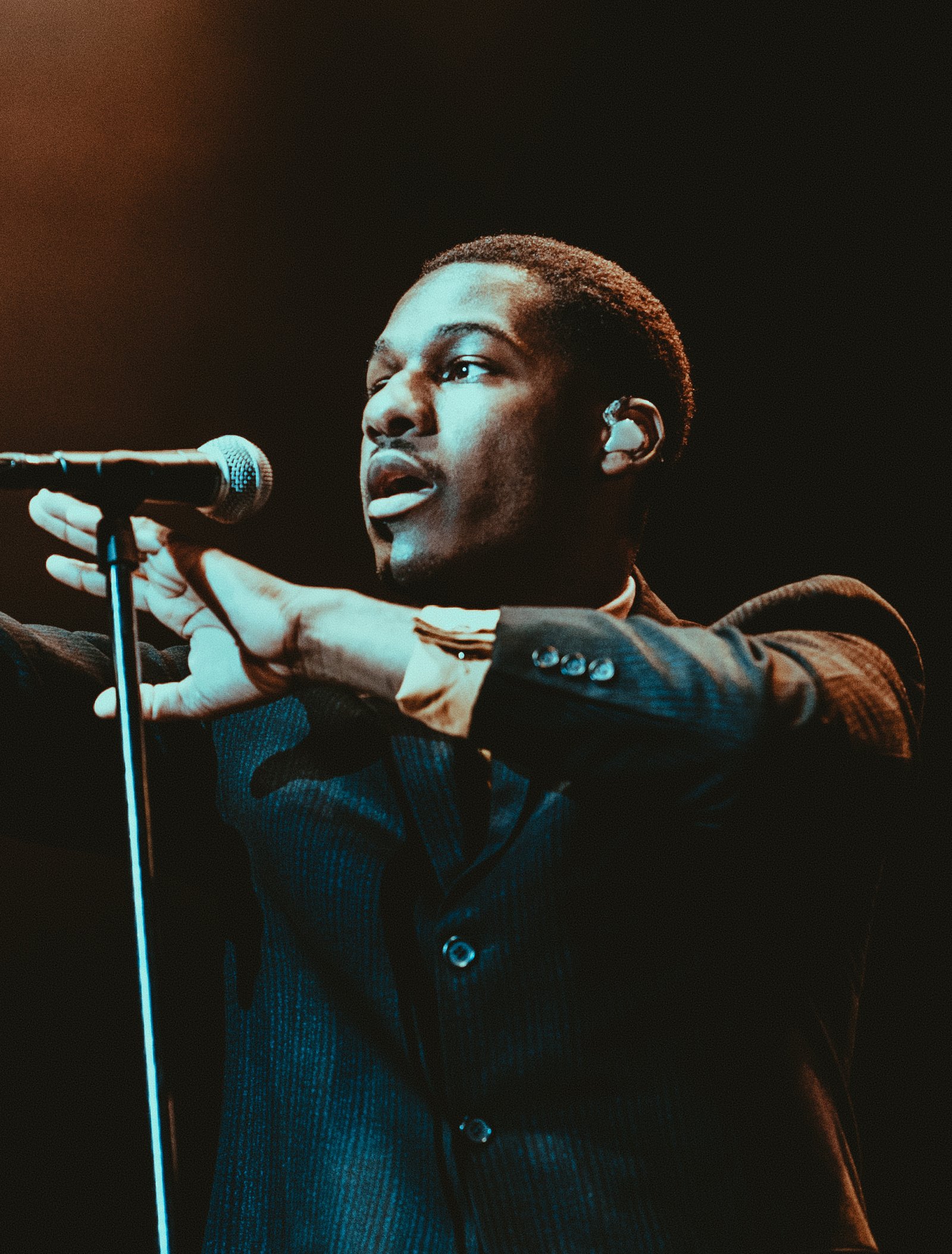 2. Leon Bridges – Modern Vintage (image credits: wikimedia)