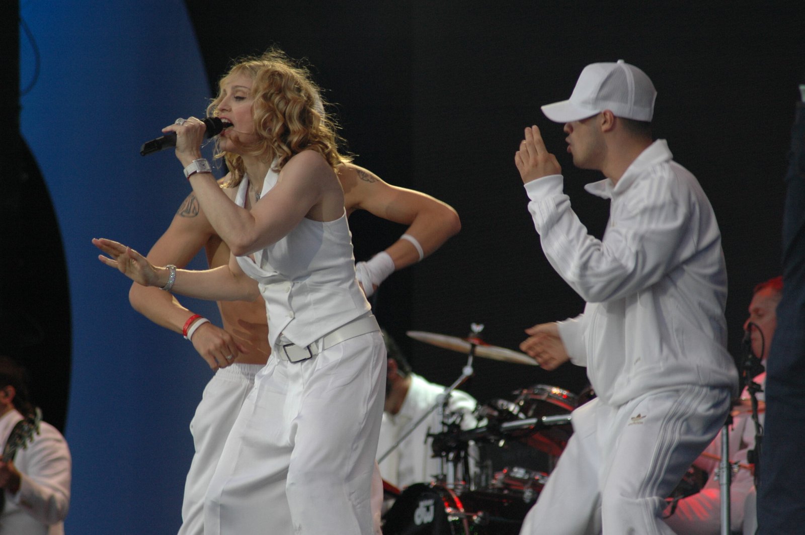 Madonna’s Cape Malfunction – Brit Awards 2015 (image credits: wikimedia)