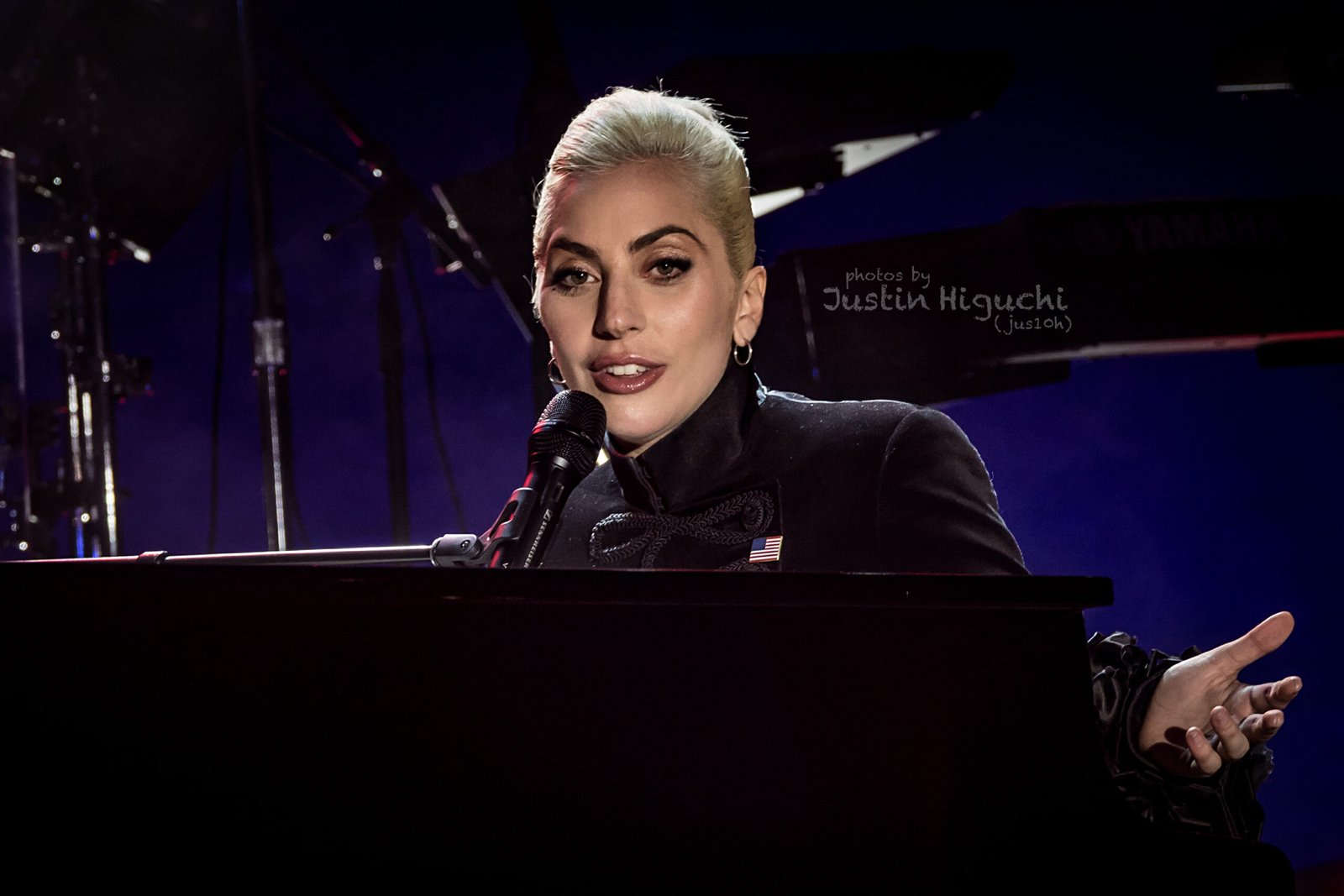 Lady Gaga’s Flying Piano – Dive Bar Tour 2016 (image credits: wikimedia)