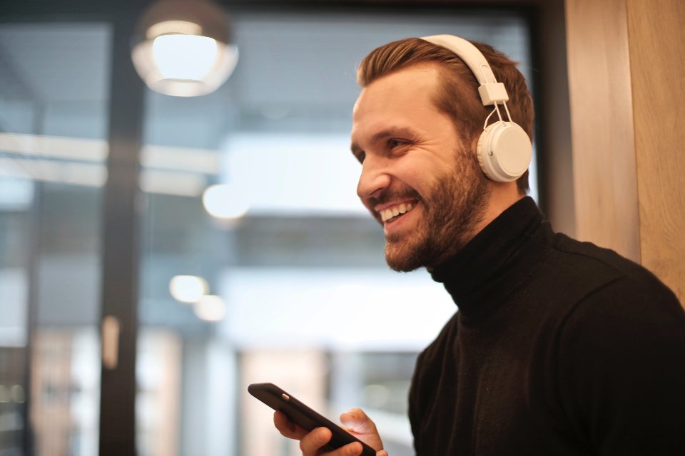 Why Some Songs Sound Instantly Familiar — The Science of Earworms