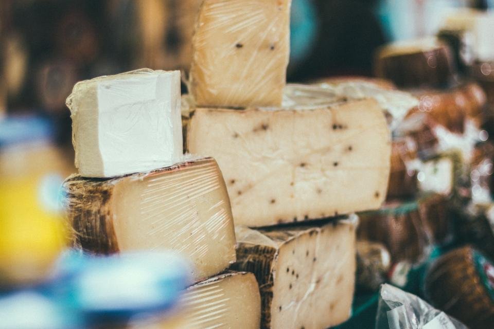 Cheese Lovers Beware: Bedsheet Deaths Rise with Cheddar Consumption (image credits: stocksnap)