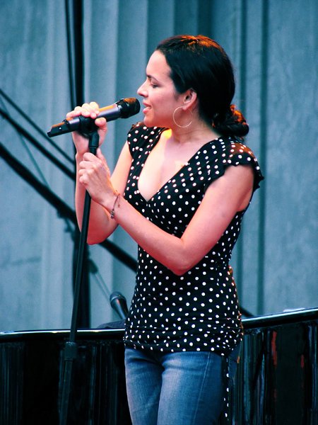 Norah Jones: Jazz-Infused Serenity (image credits: wikimedia)
