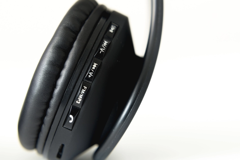 How Active Noise Cancellation Works (image credits: rawpixel)