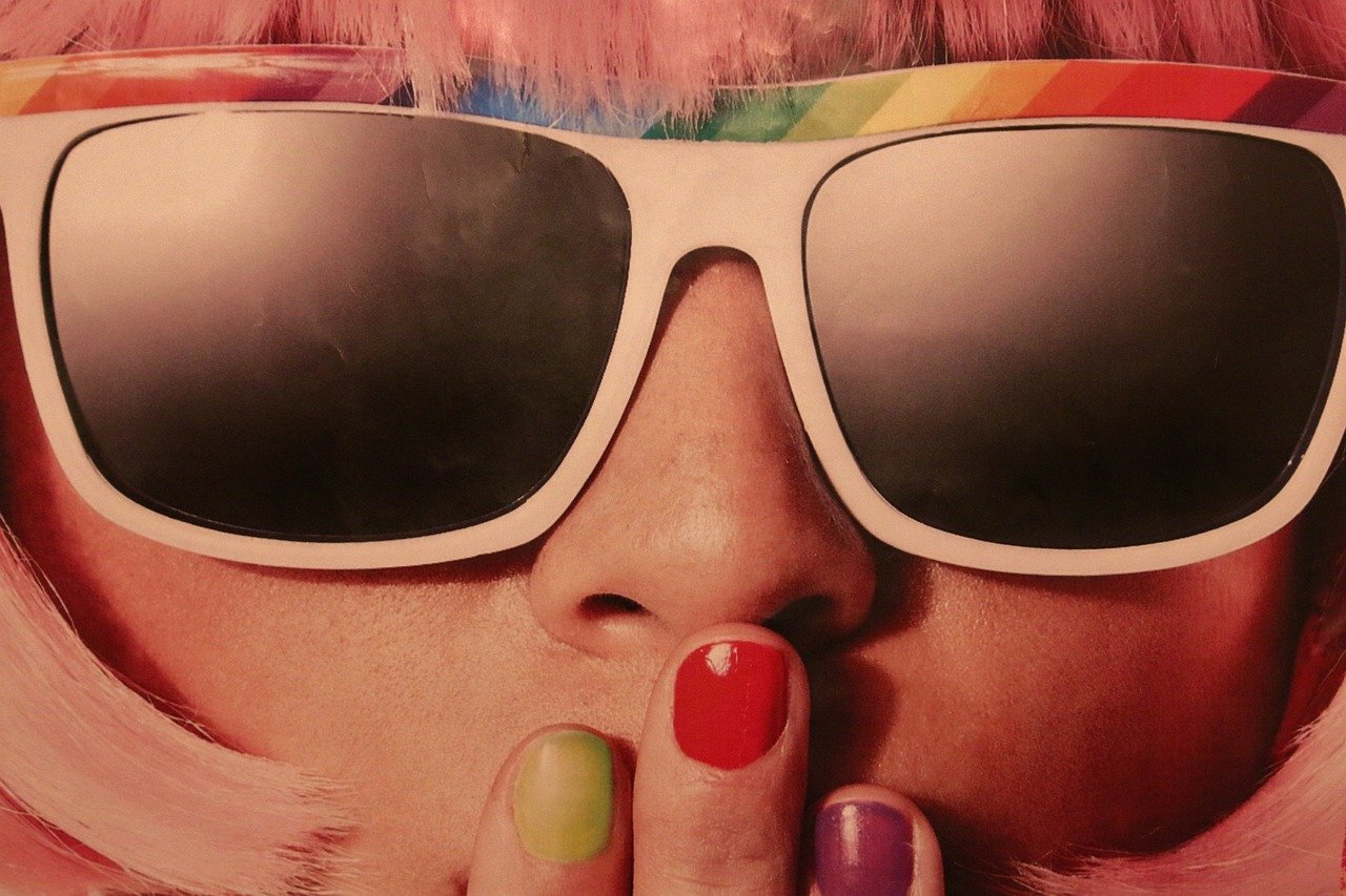 Celebrities and Influencers Flaunt Retro Gear as Fashion Accessories (image credits: pixabay)