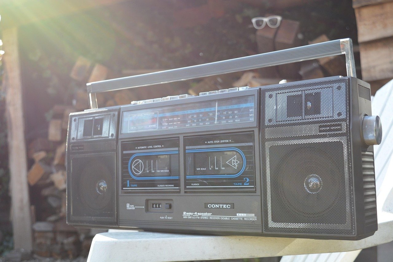 Retro Tech Fosters Intentional Listening and Slower Interaction (image credits: pixabay)