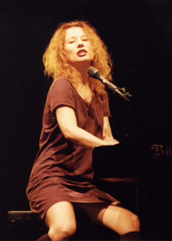 Tori Amos: Piano's Fiery Priestess (image credits: wikimedia)