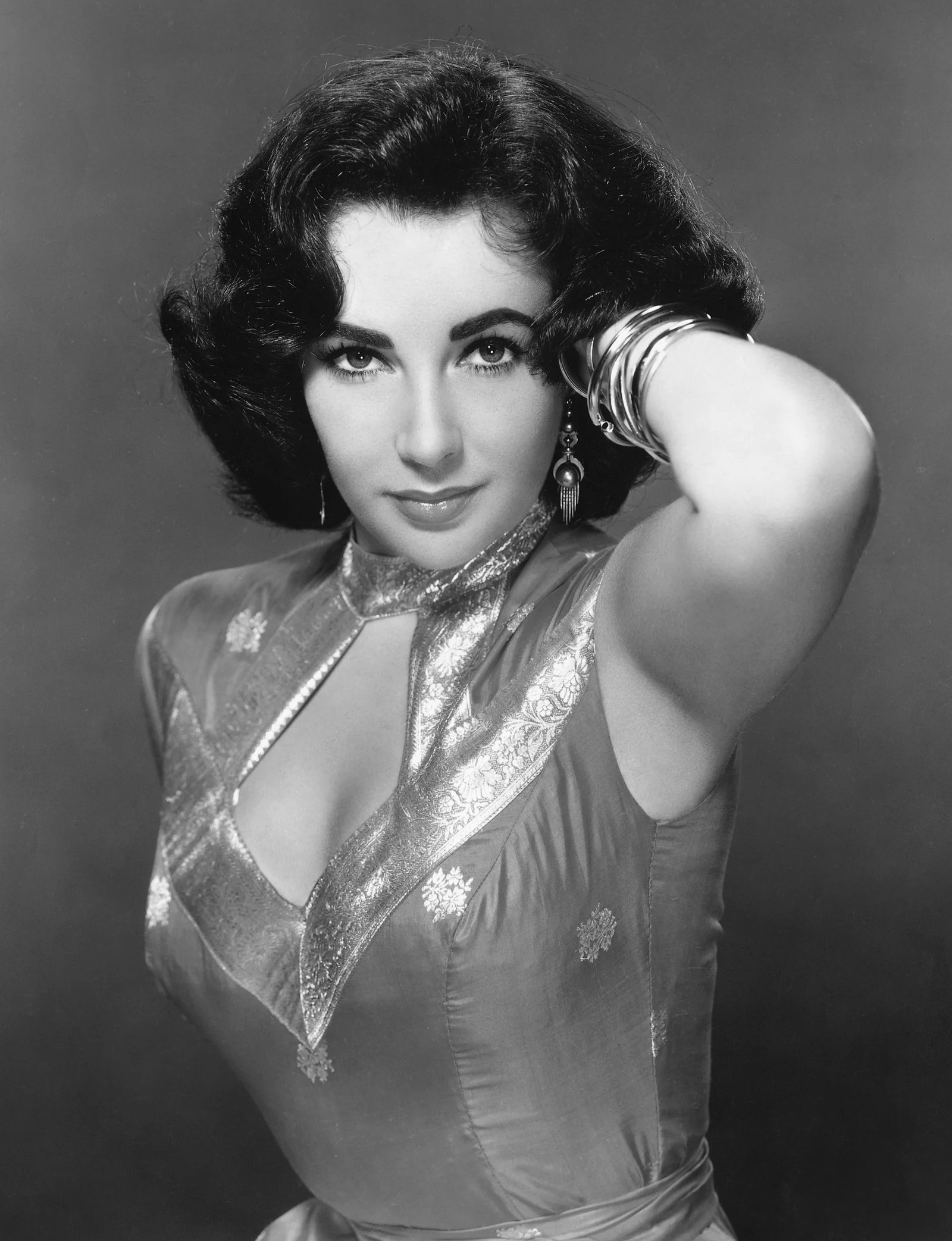 1950s Hollywood: The Illusion of Glamour (image credits: wikimedia)