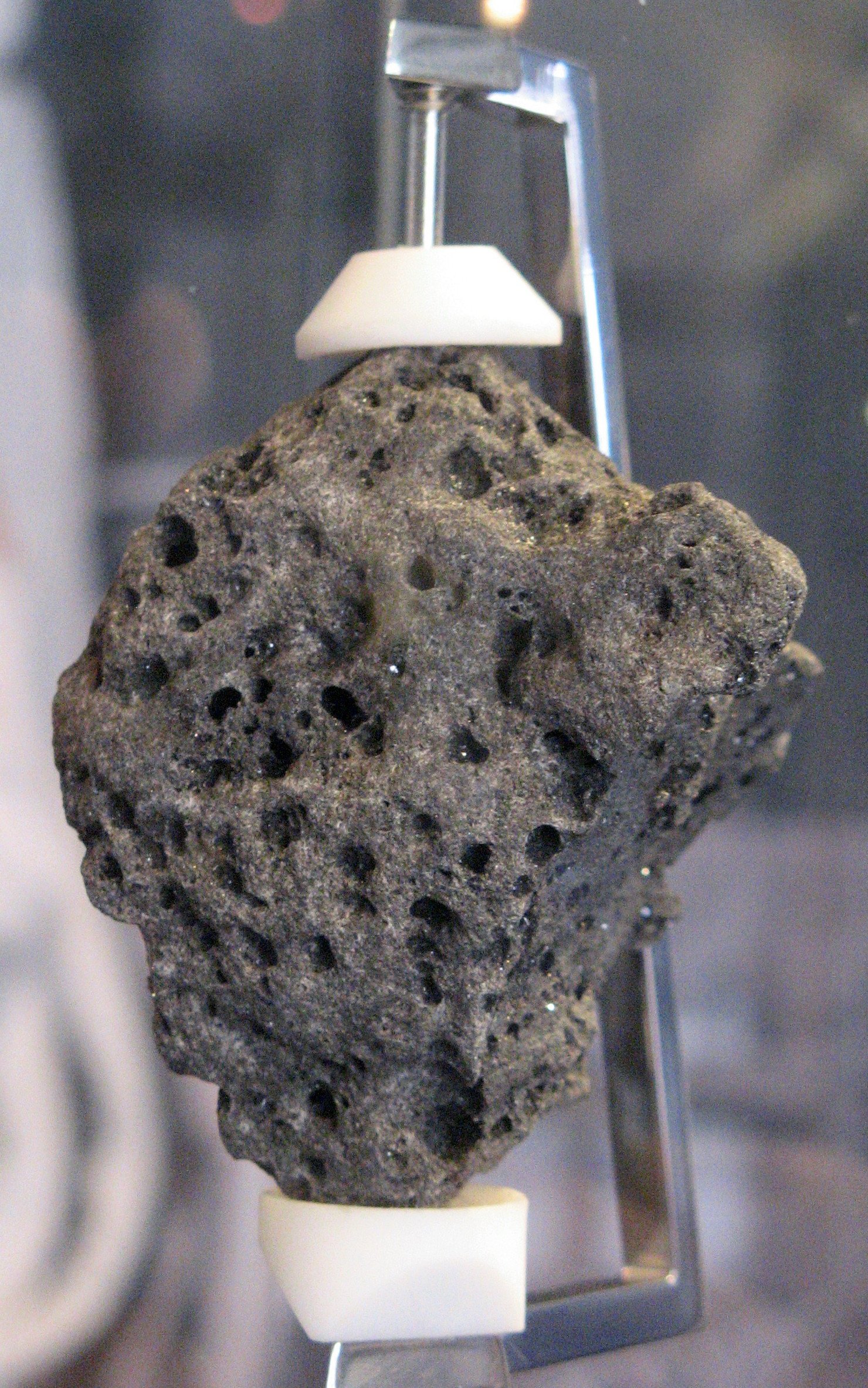 Apollo 11 Moon Rock: A Piece of Another World (image credits: wikimedia)