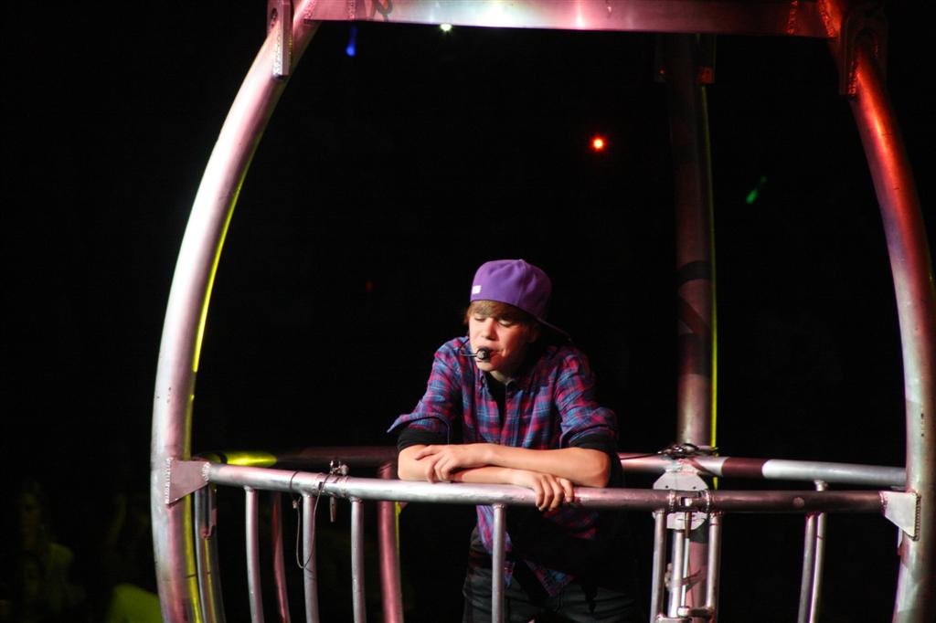 Justin Bieber Faces the Apollo Crowd (image credits: wikimedia)
