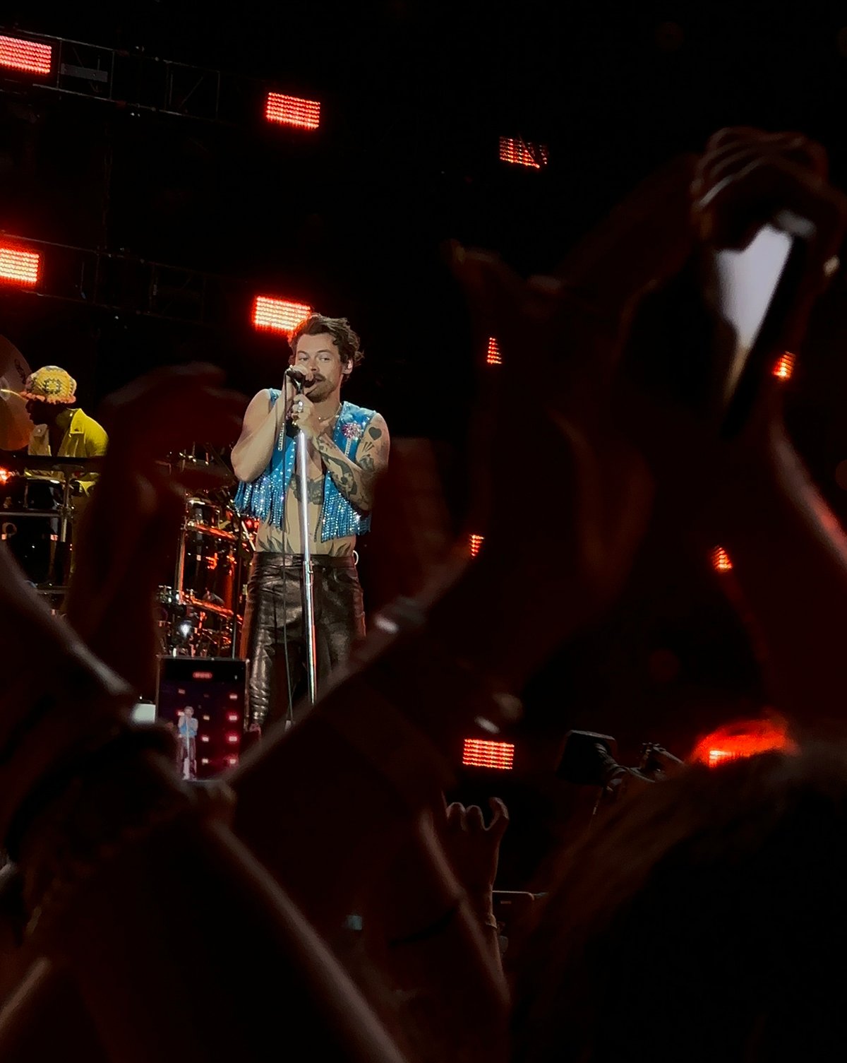 Harry Styles: From Boy Band Dream to Glam Rock Visionary (image credits: wikimedia)