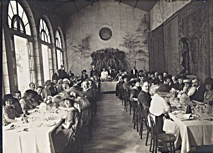 Opulent Banquets – The Great Gatsby by F. Scott Fitzgerald (image credits: wikimedia)