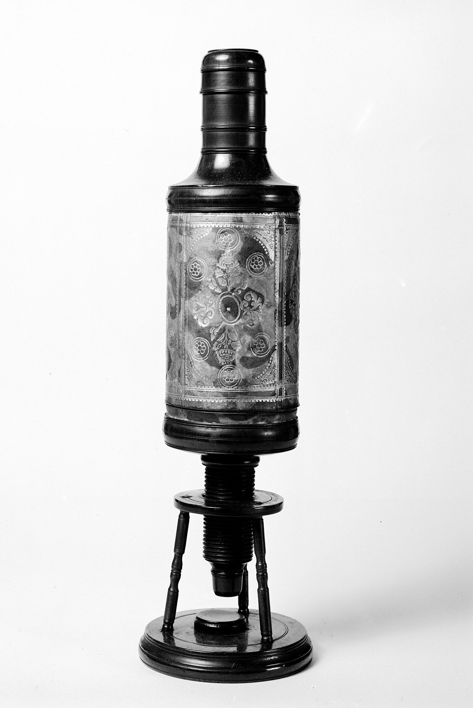 17th Century Microscopes: Gilded Gateways to the Unseen World (image credits: wikimedia)