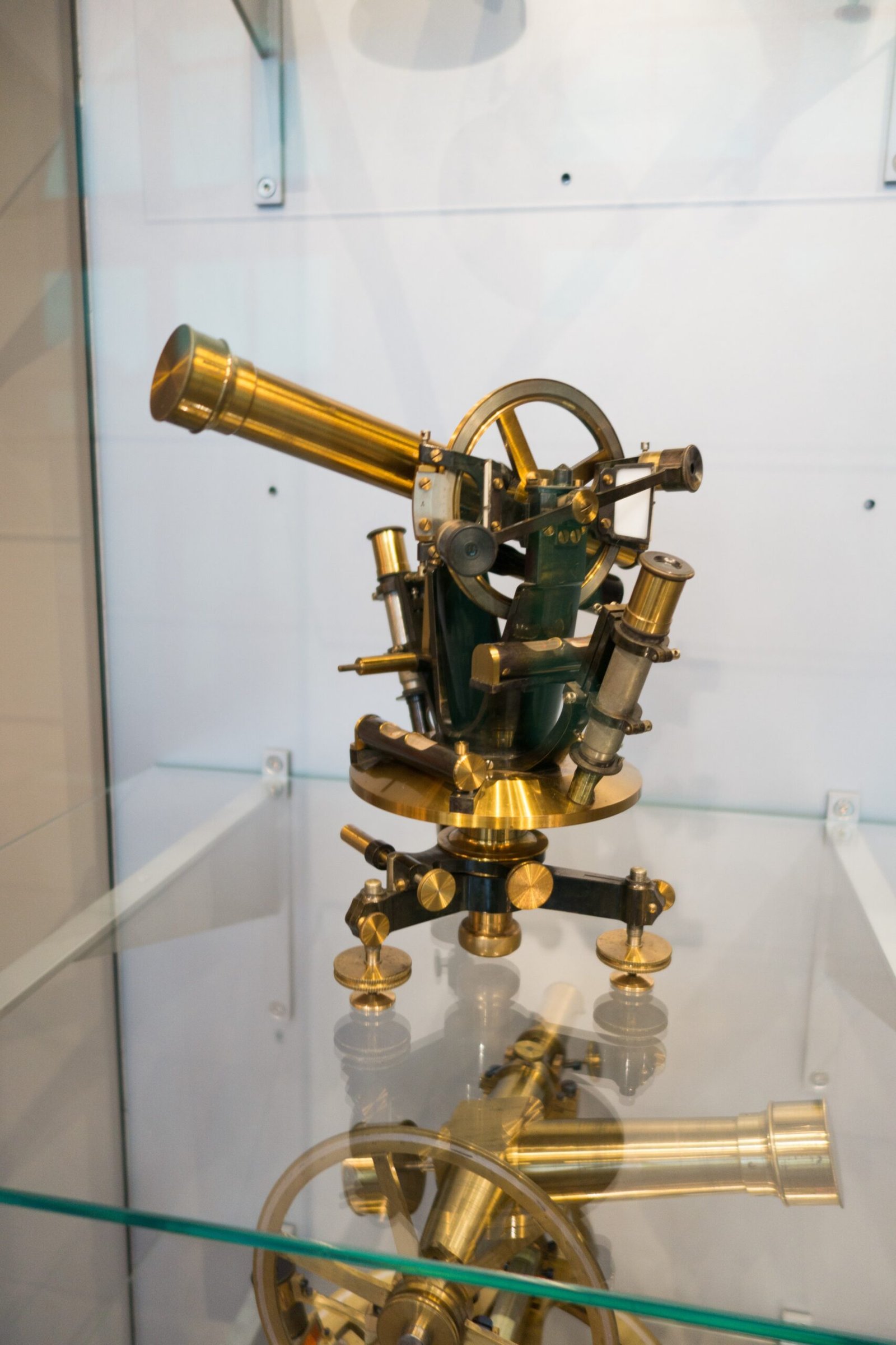 Sextants: Precision Meets Maritime Elegance (image credits: wikimedia)