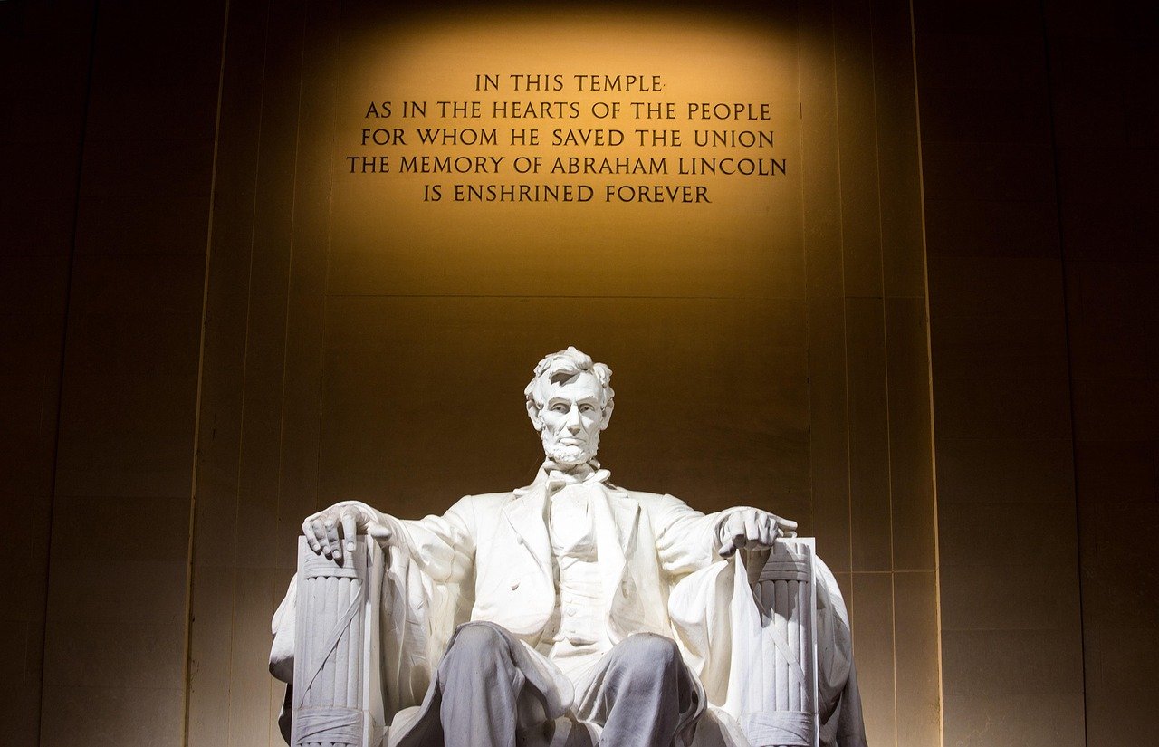 Lincoln Memorial: From Ziggurat to Neoclassical Masterpiece (image credits: pixabay)