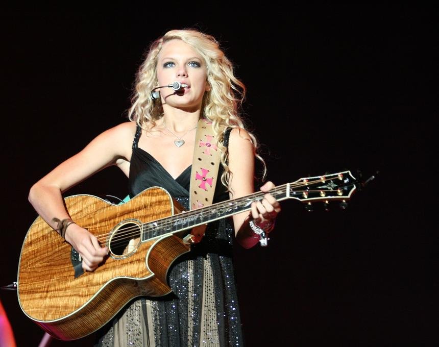 “Shake It Off” – Taylor Swift (image credits: wikimedia)