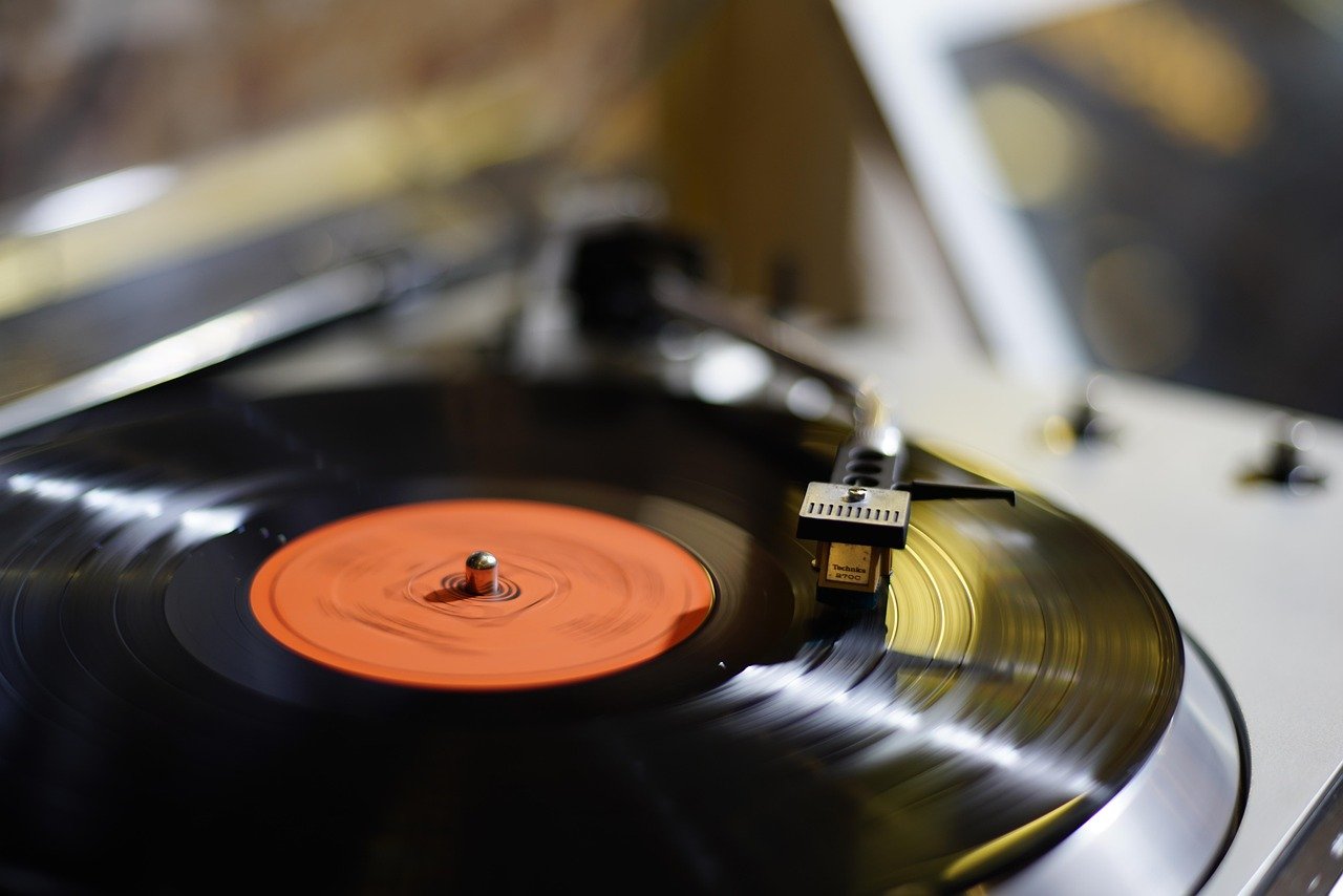 Reviving Old Hits (image credits: pixabay)