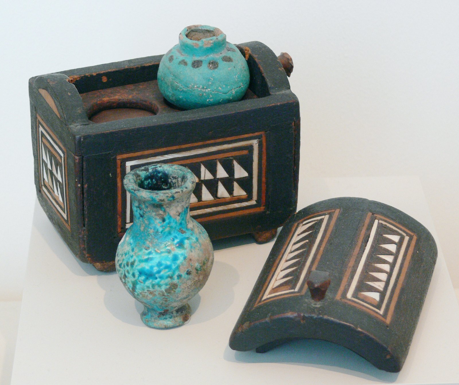 Makeup (image credits: wikimedia)