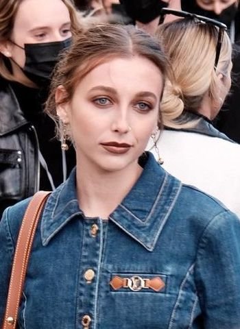 Emma Chamberlain – From YouTube to Fashion’s Front Row (image credits: wikimedia)