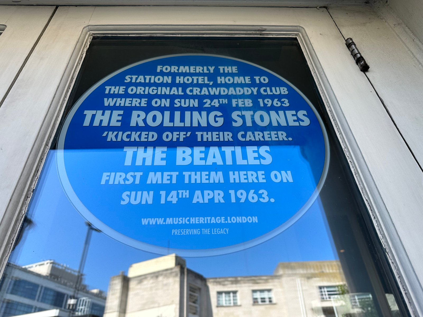 The Beatles vs. The Rolling Stones (image credits: wikimedia)