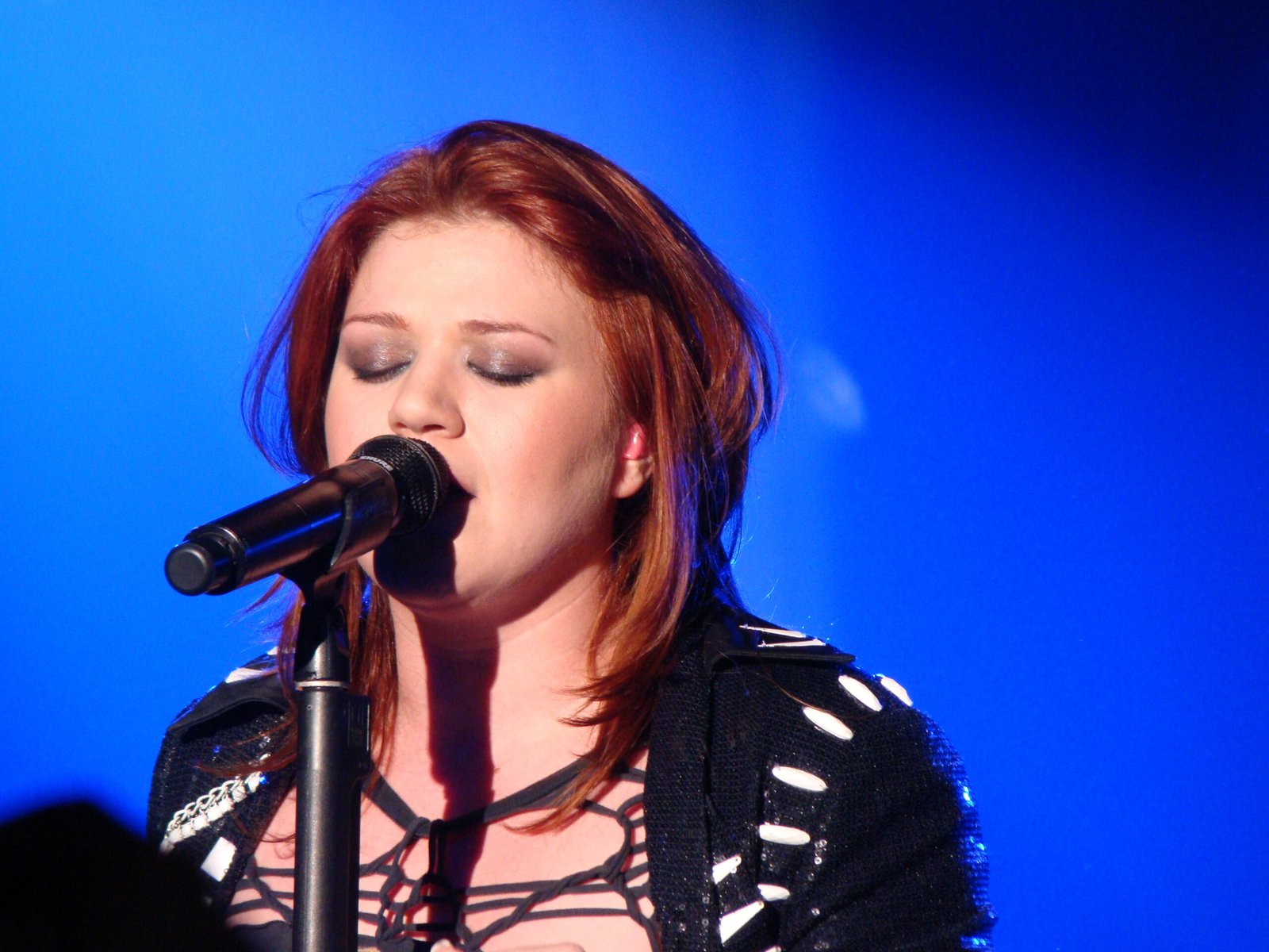 Kelly Clarkson: America’s First Idol to Daytime TV Darling (image credits: wikimedia)
