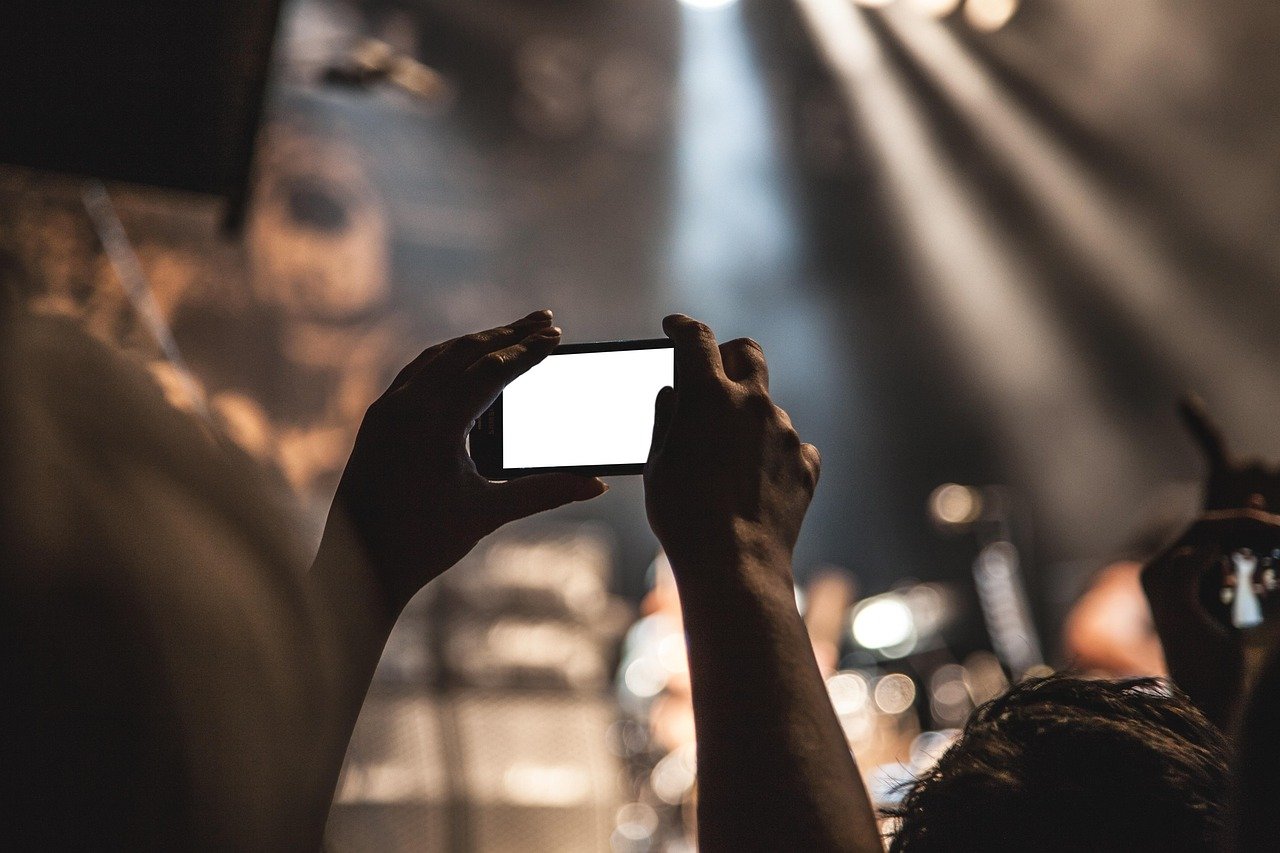 Lighters (and now phones) in the Air – Bob Dylan (image credits: pixabay)