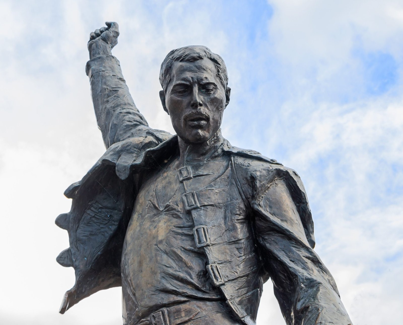 Queen: Live at Wembley – The Ultimate Stadium Spectacle (image credits: wikimedia)