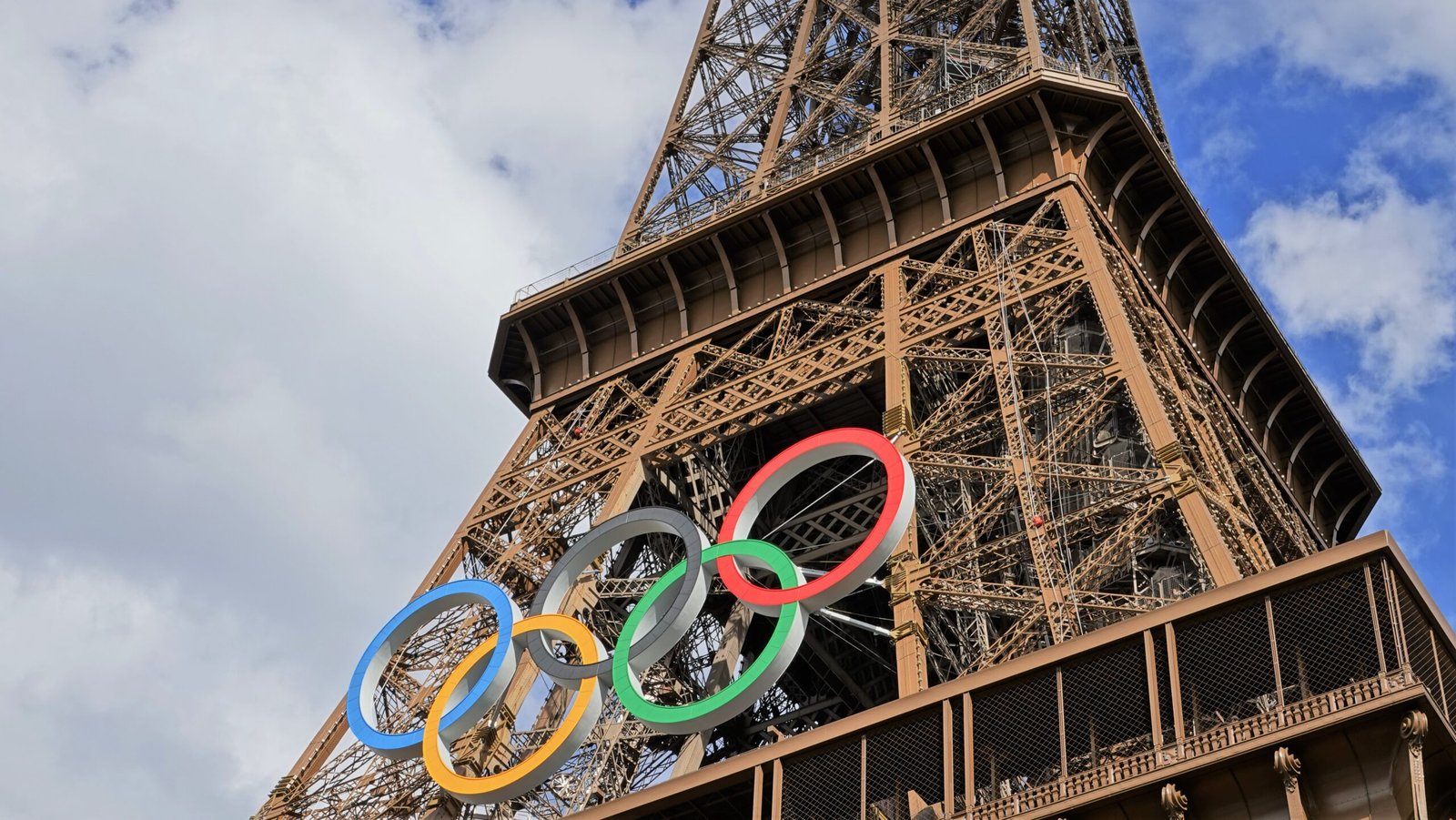 The Eiffel Tower Grows Taller in the Summer (image credits: wikimedia)