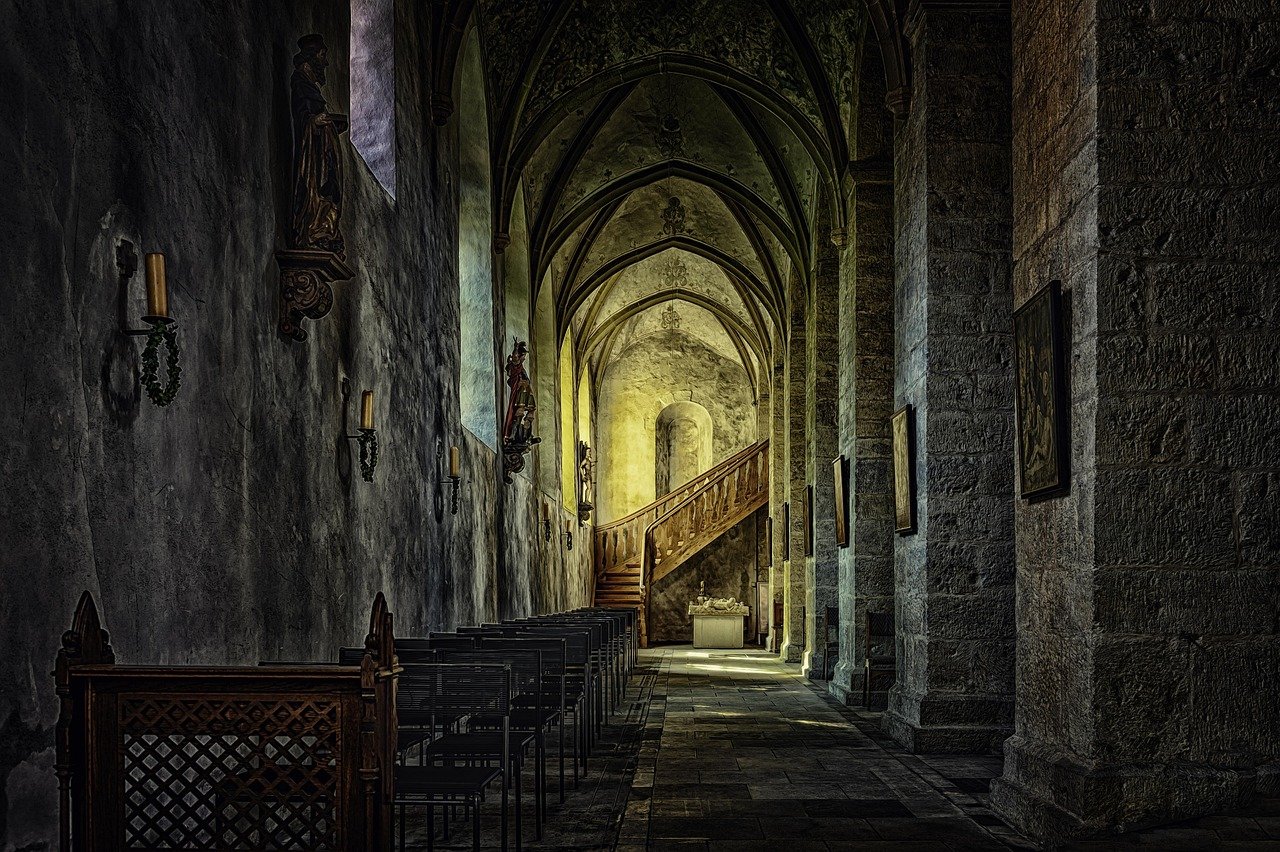 Mexican Gothic by Silvia Moreno-Garcia (image credits: pixabay)
