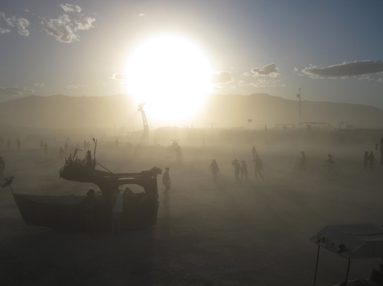 Burning Man (1998) – Art and Music Collide (image credits: wikimedia)