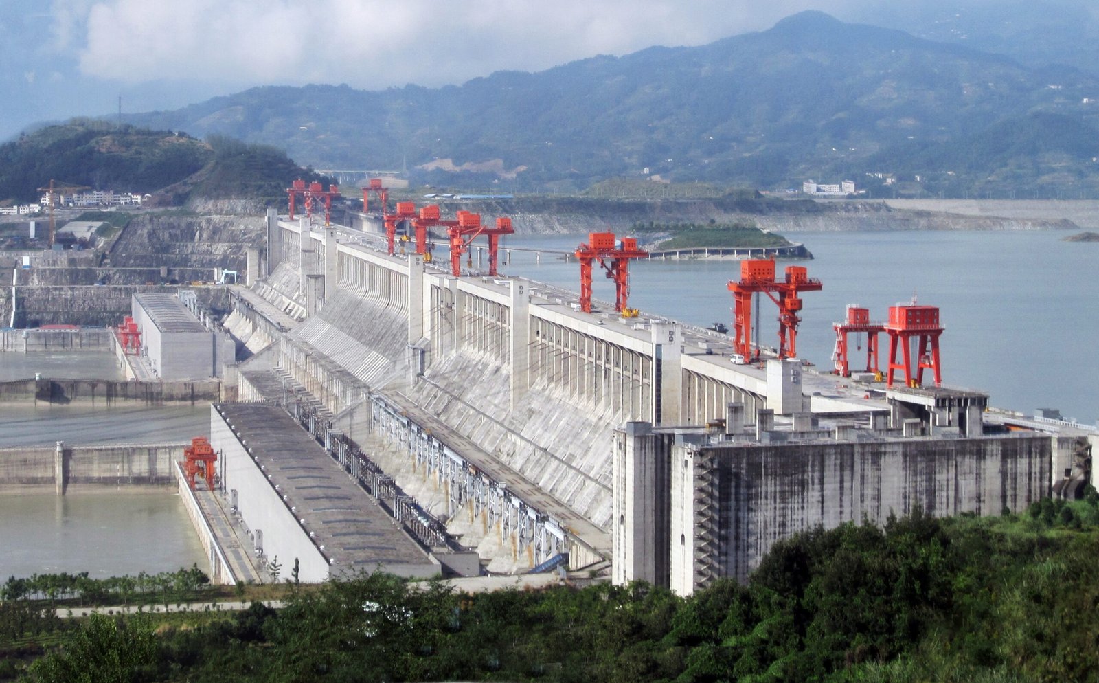 The Three Gorges Dam: Harnessing a Mighty River (image credits: wikimedia)