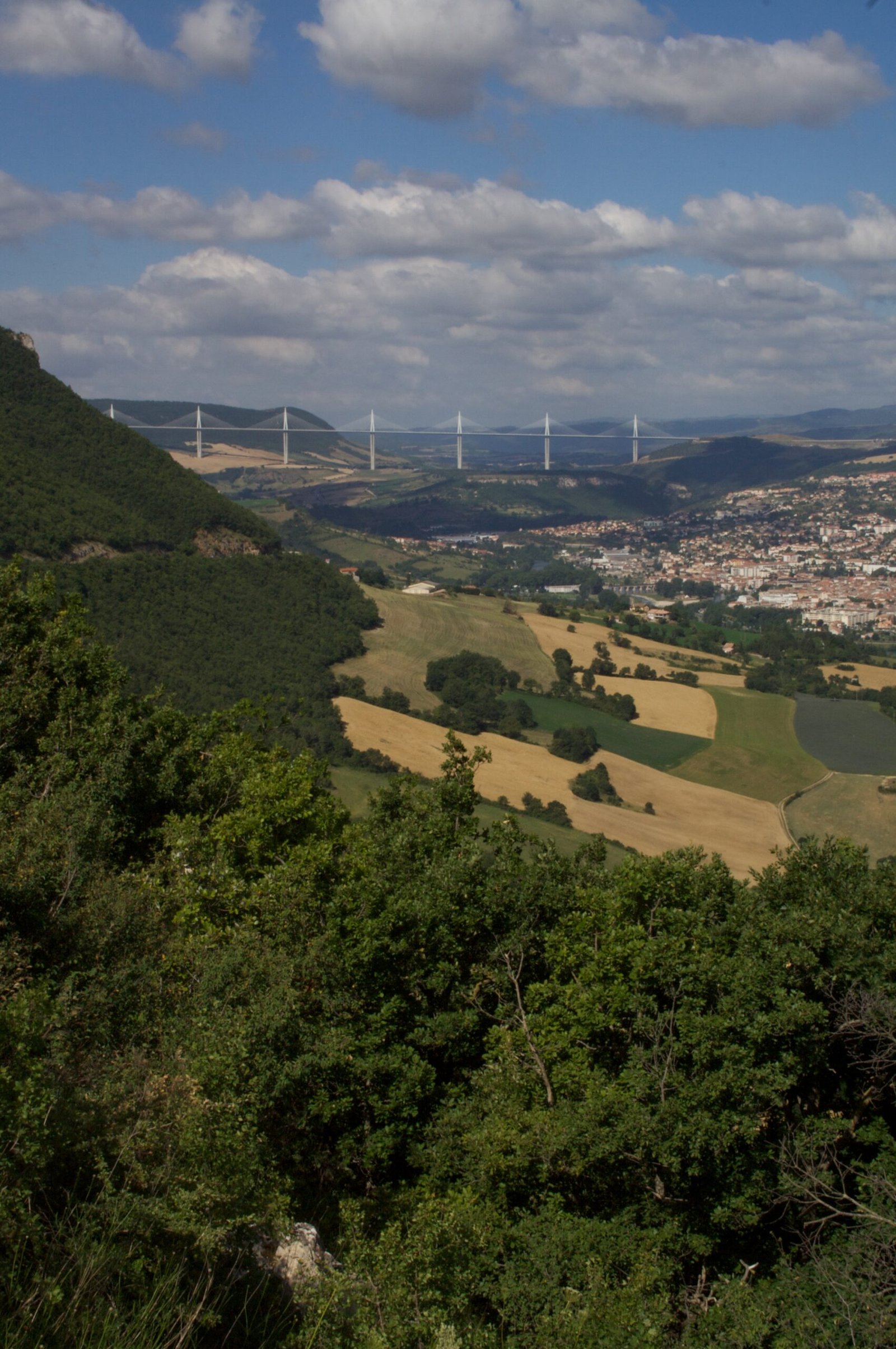 Millau Viaduct: Dancing with the Clouds (image credits: wikimedia)