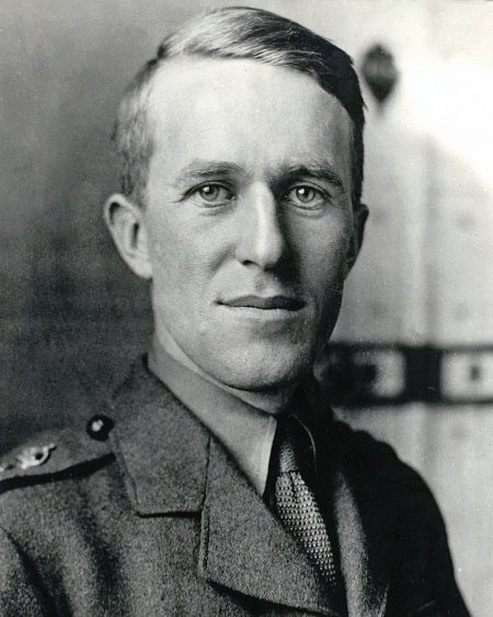T.E. Lawrence (Lawrence of Arabia) – Heroic Leader vs. Self-Denying Masochist (image credits: wikimedia)