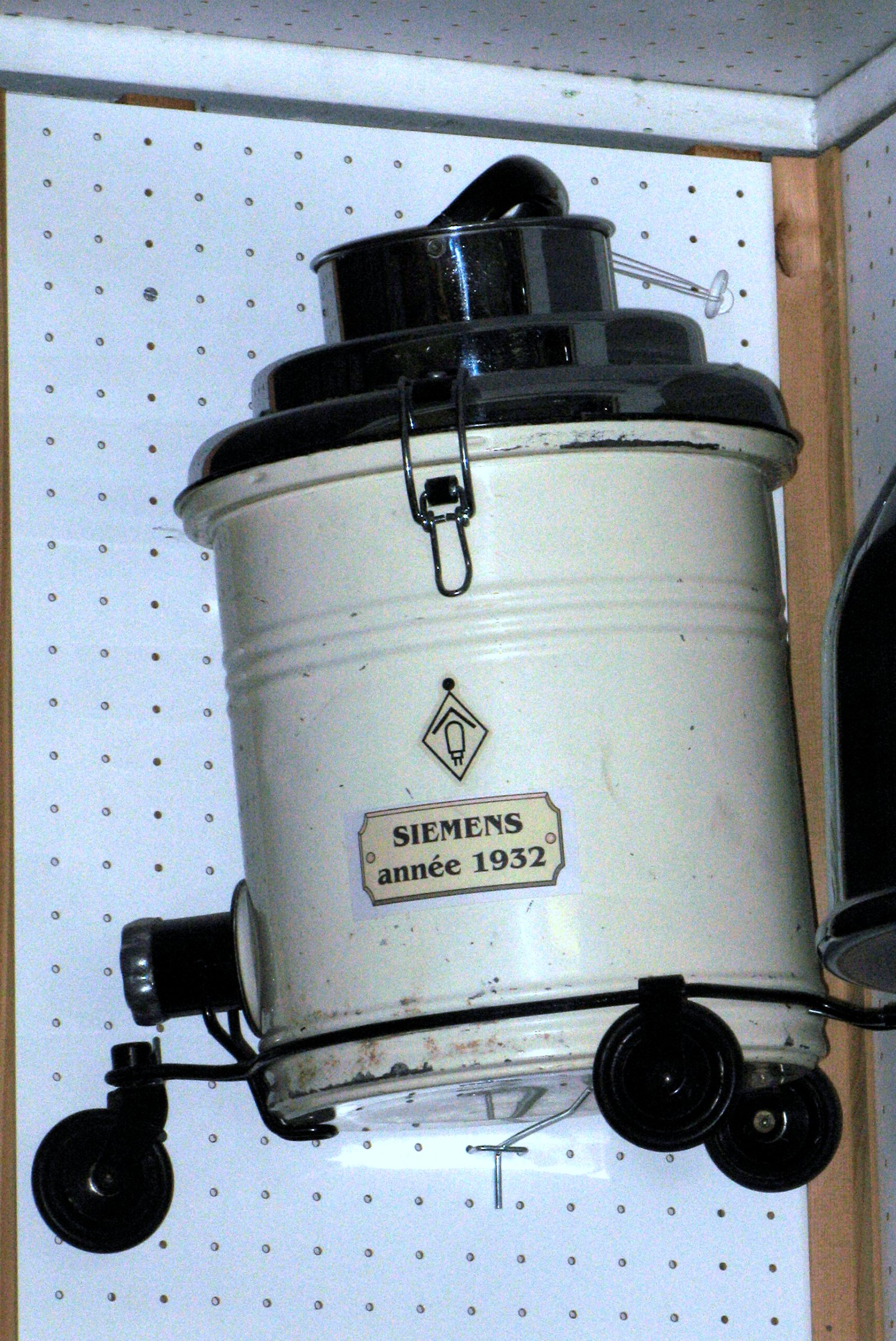 7. Nuclear-Powered Vacuum Cleaners by Alex Lewyt (1955) (image credits: wikimedia)