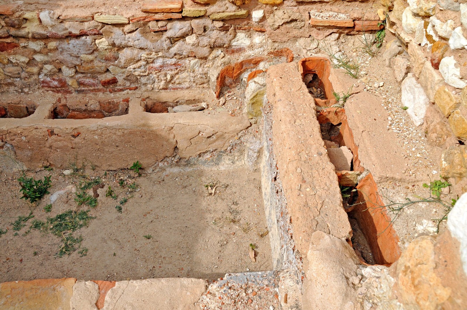 Underfloor Heating (Hypocaust Systems) (image credits: wikimedia)