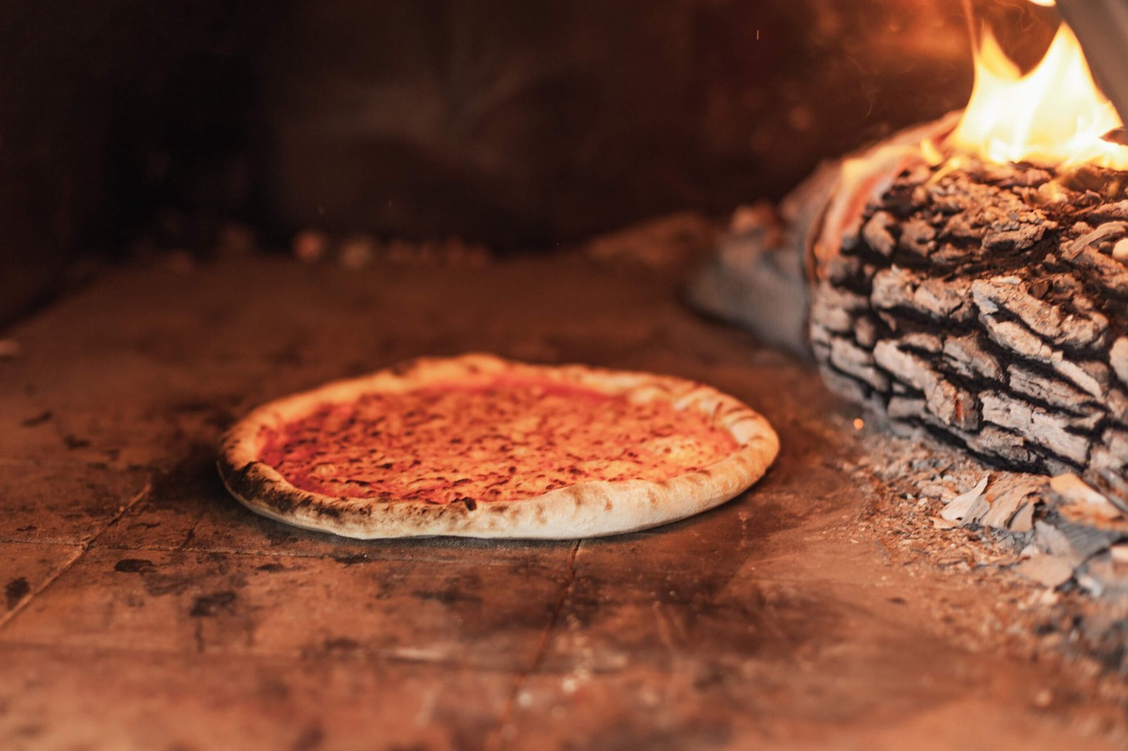 Italy – Neapolitan Pizza (image credits: wikimedia)