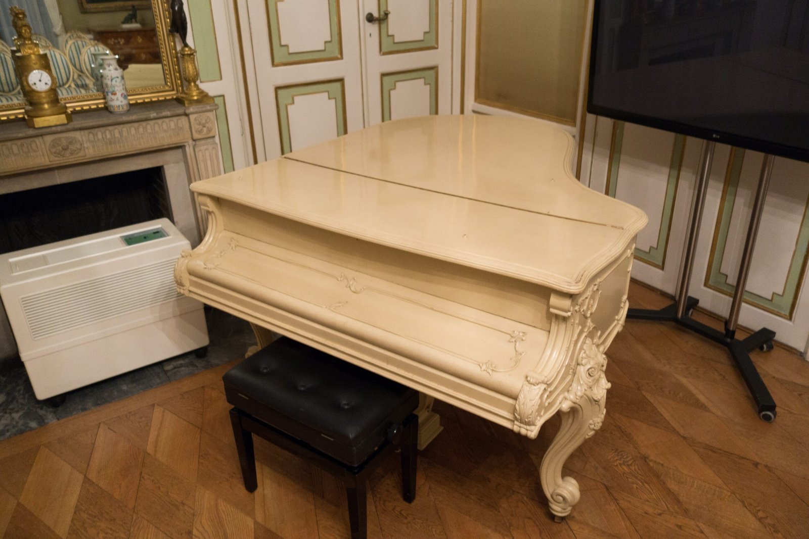 Marilyn Monroe’s Baby Grand Piano – $662,000 (image credits: wikimedia)