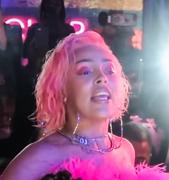 Doja Cat Vapes on the Red Carpet (image credits: wikimedia)