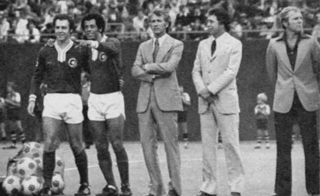 Pele and Bobby Moore Jersey Swap (1970) (image credits: wikimedia)