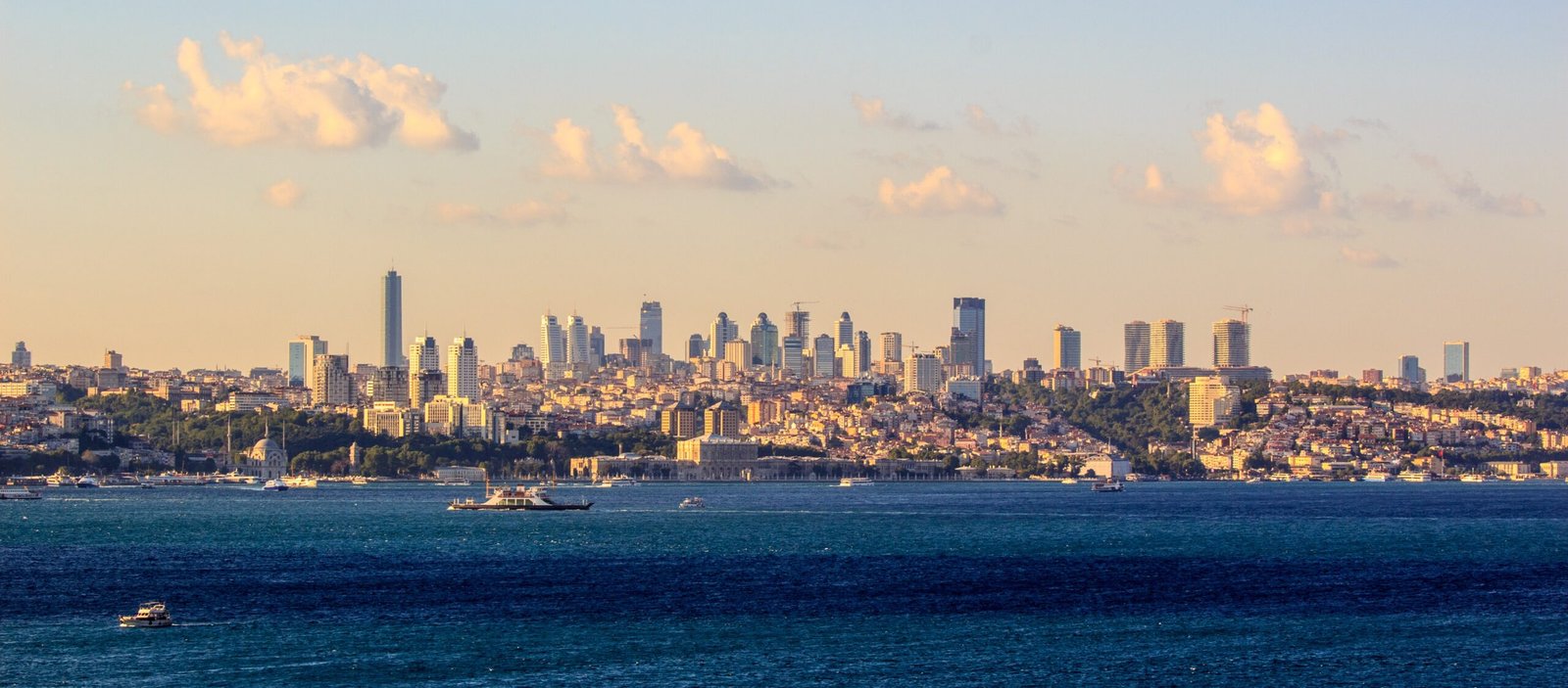 Istanbul, Turkey: Where Continents and Cultures Meet (image credits: wikimedia)