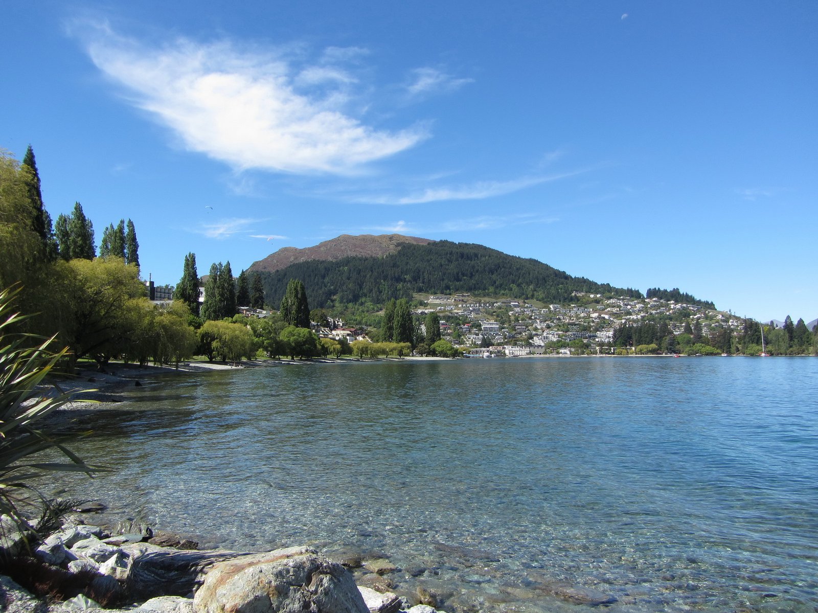 Queenstown, New Zealand: Adventure Amidst Alpine Majesty (image credits: wikimedia)