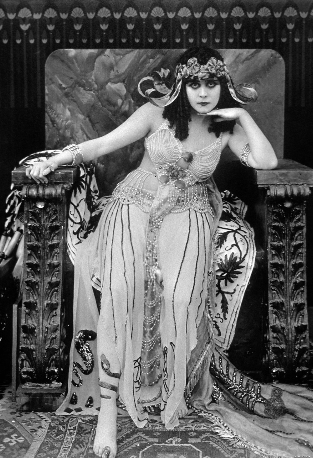Cleopatra Lived Closer to the Moon Landing Than the Building of the Pyramids (image credits: wikimedia)