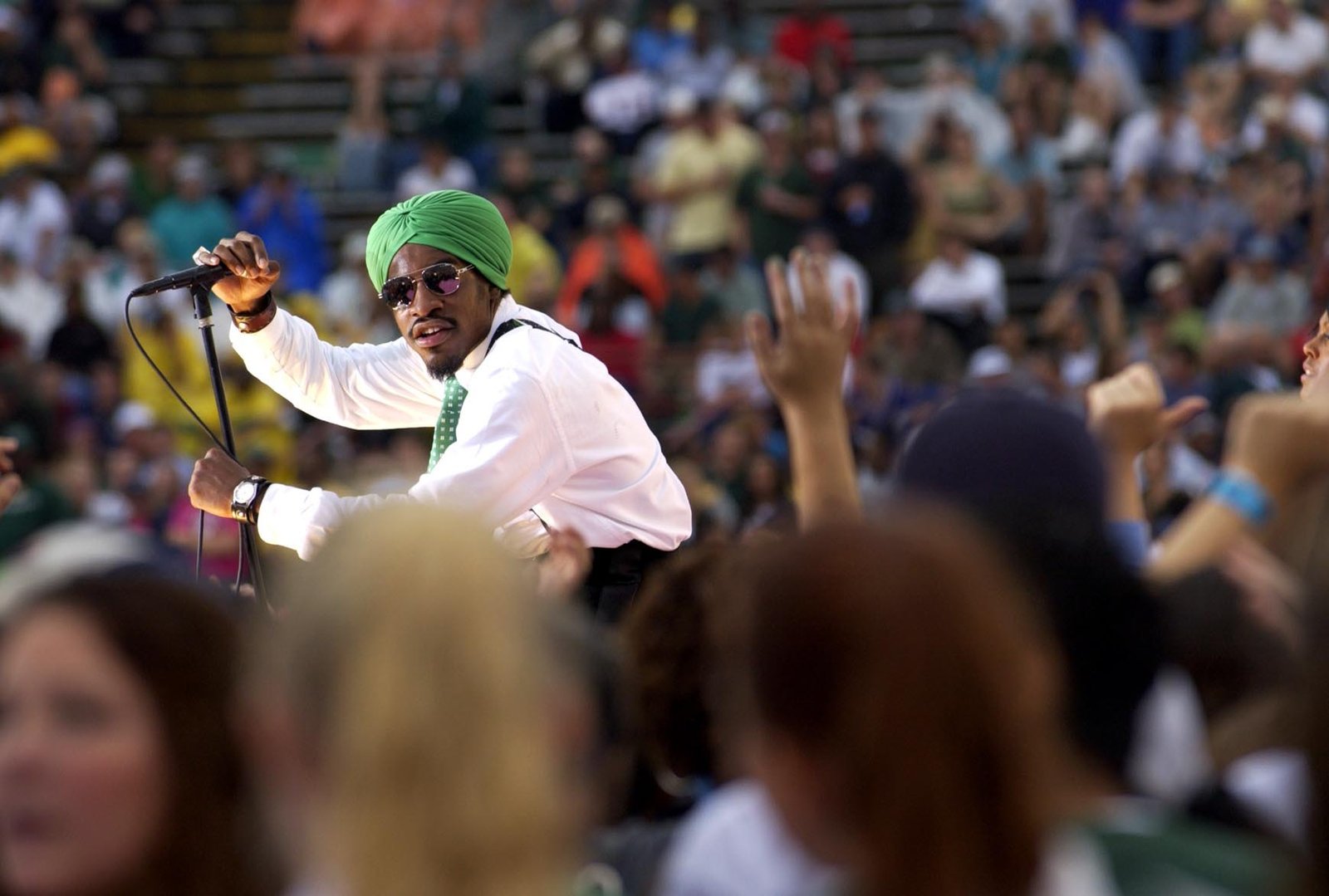 Outkast – “Hey Ya!” (2003) (image credits: wikimedia)