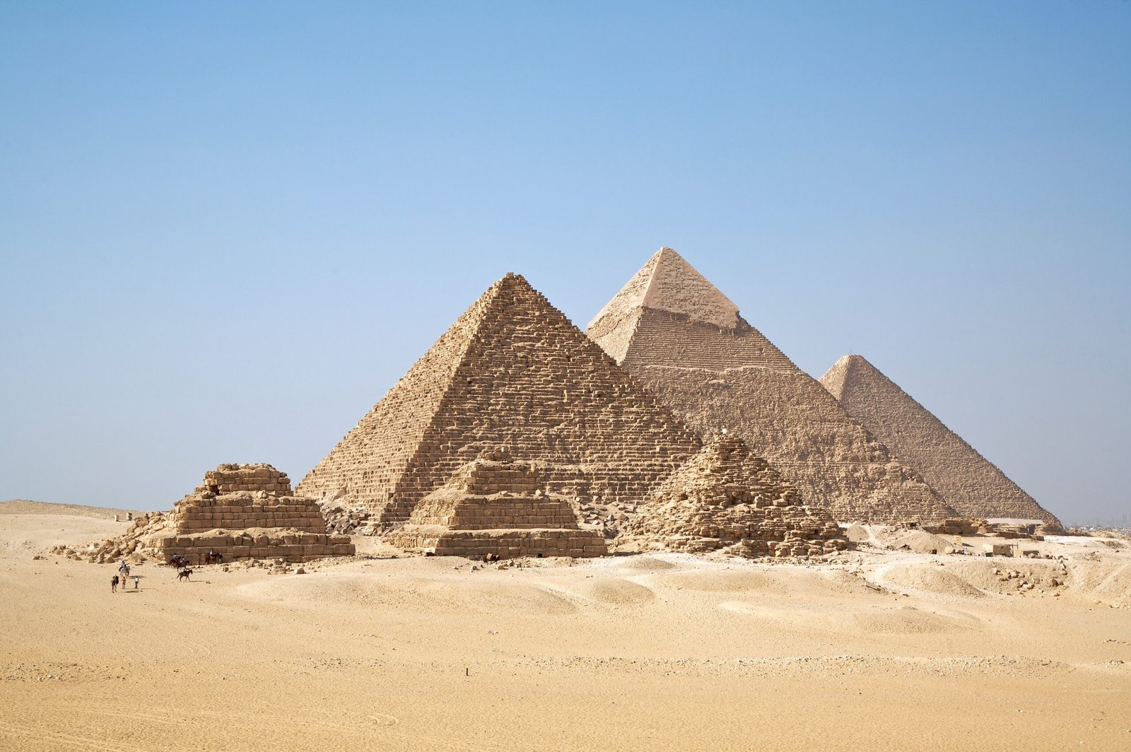 The Construction of the Egyptian Pyramids (image credits: wikimedia)
