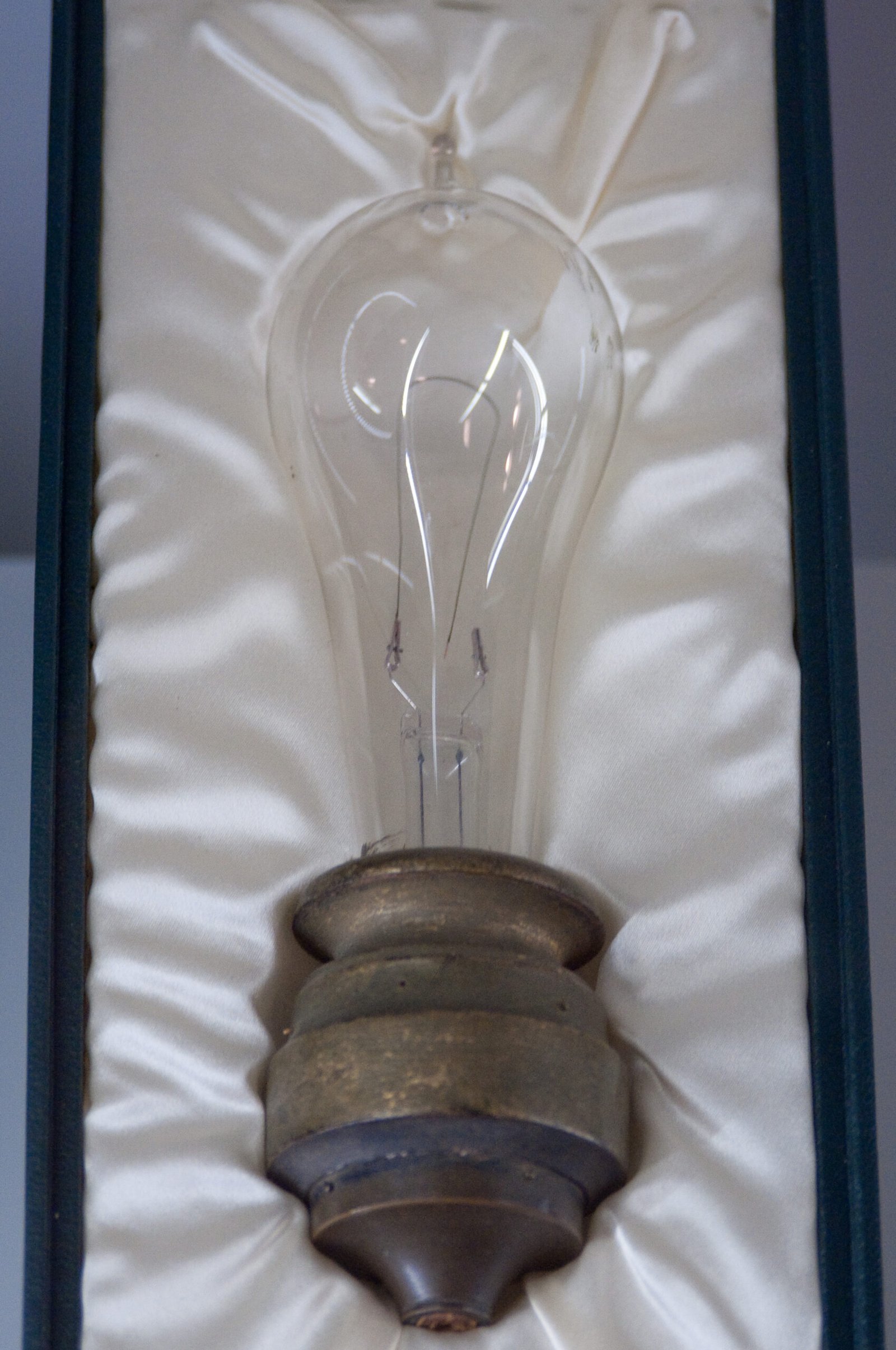 Thomas Edison: Lighting Up the World (image credits: wikimedia)