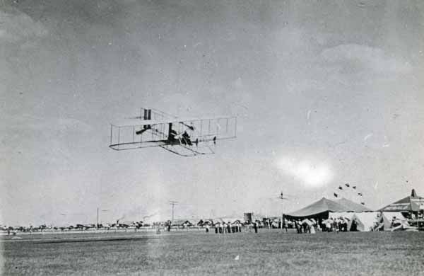 The Wright Brothers and Powered Flight (image credits: wikimedia)
