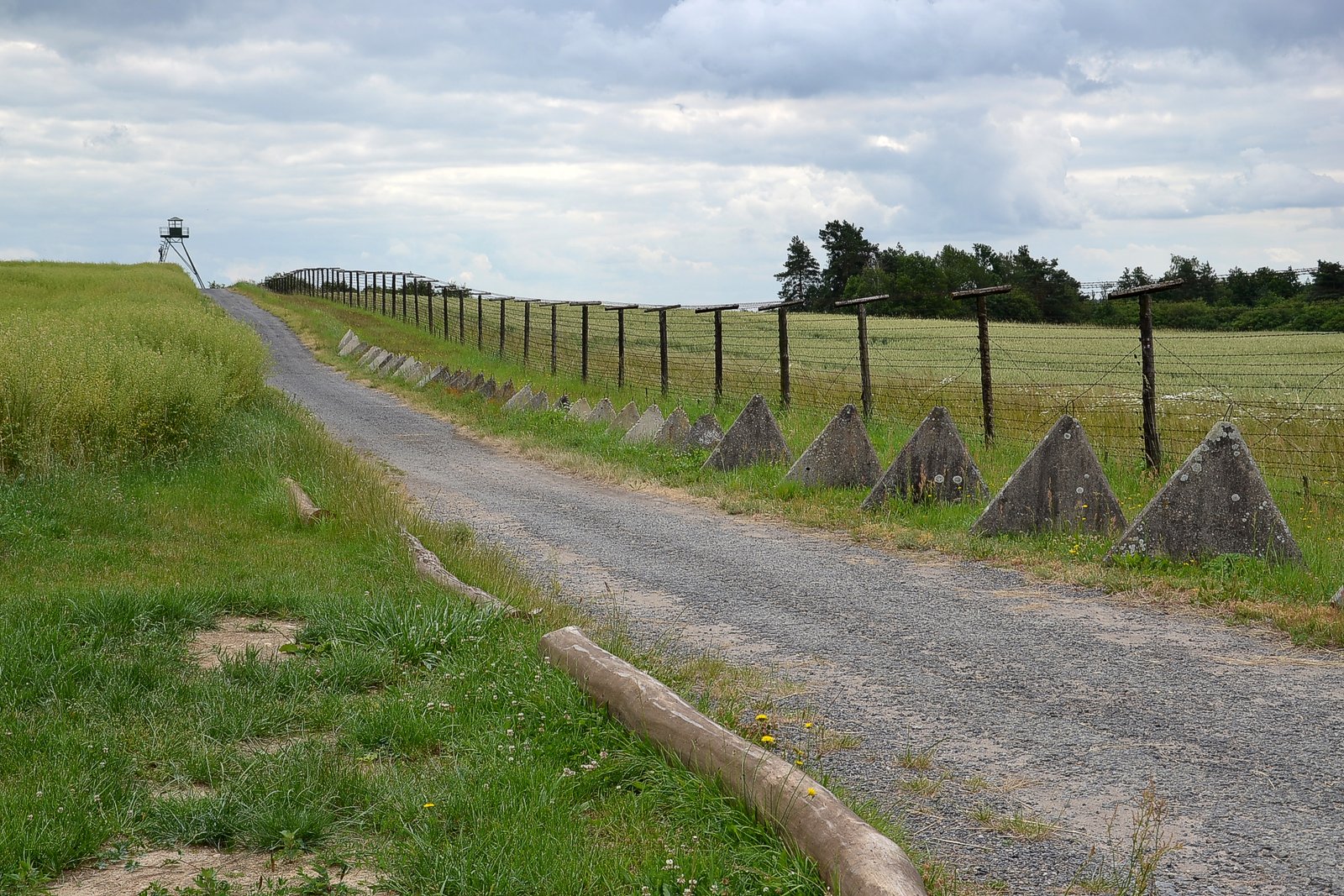 1. The Iron Curtain (1945–1991) (image credits: wikimedia)
