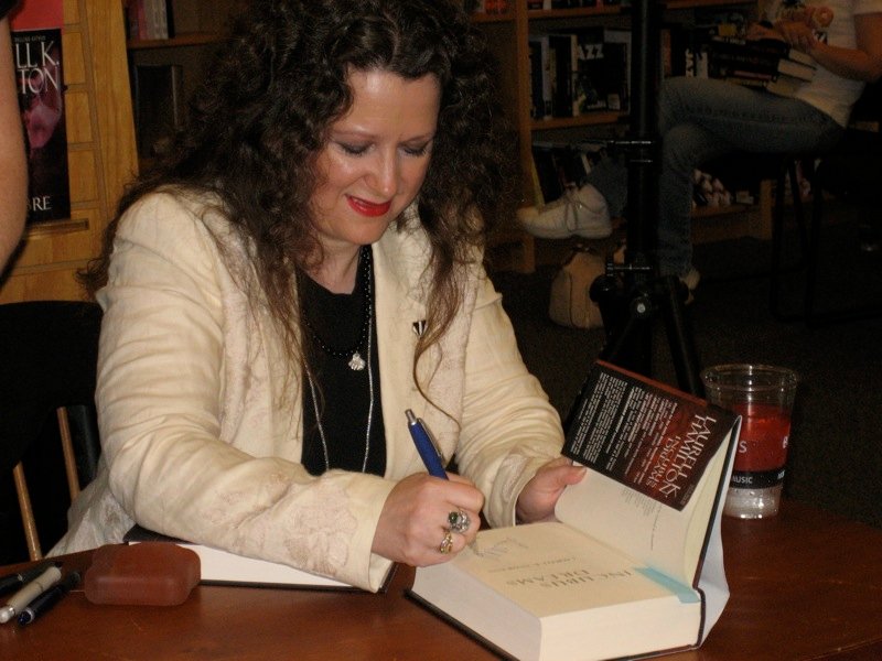 Laurel K. Hamilton: Queen of Urban Fantasy (image credits: wikimedia)