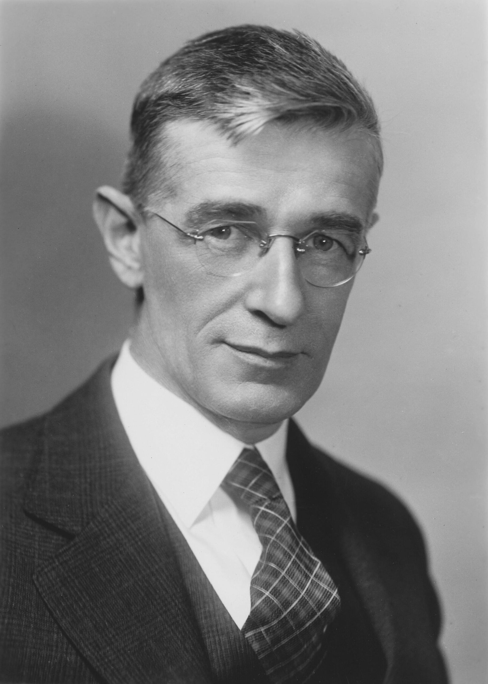 Memex (1945 – Concept by Vannevar Bush) (image credits: wikimedia)