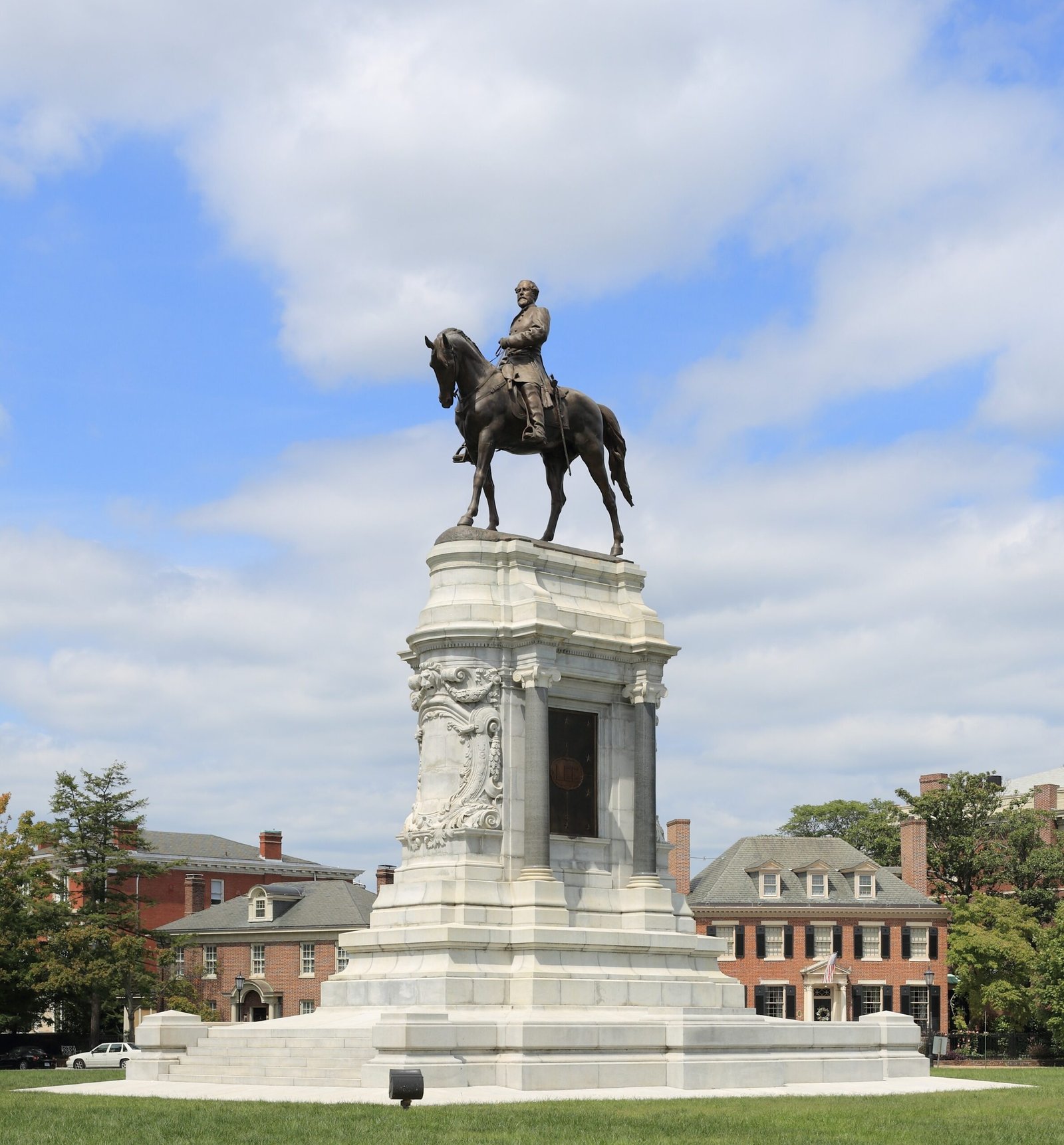 Robert E. Lee – Richmond, Virginia (image credits: wikimedia)